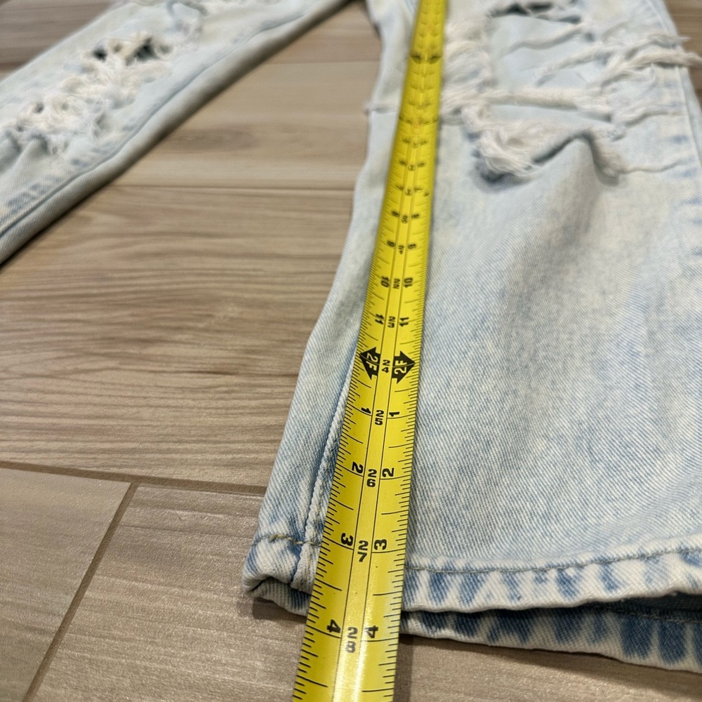 Women’s Riot High Rise Light Wash Mom Jeans with Distressed Details Size 4 - Picture 9 of 10